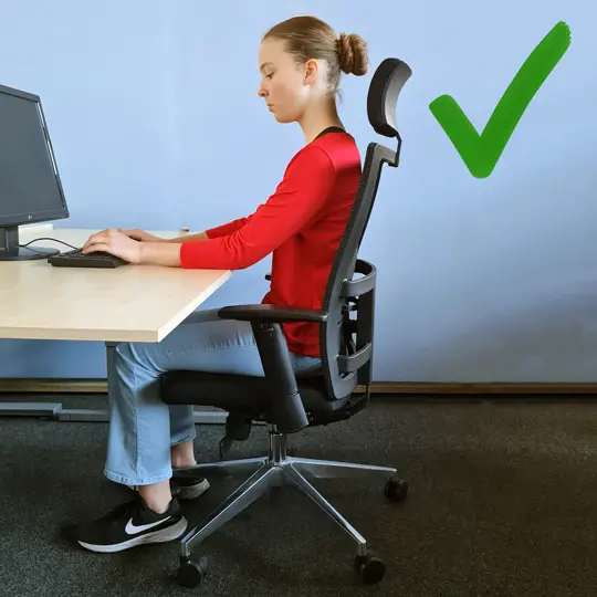Bürodrehstuhl Arbeitshaltung am Tisch